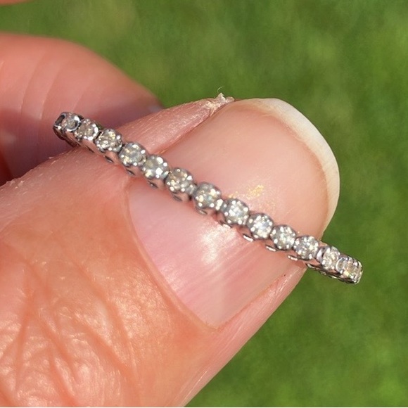 Jewelry - SALE🌺Genuine natural diamonds & 14k white gold eternity flexible ring